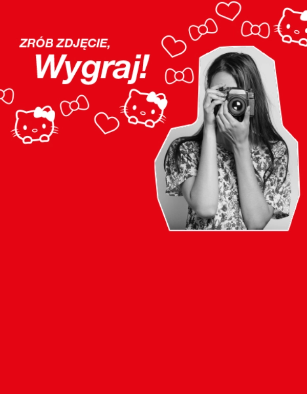 Osoba trzyma aparat przed twarzą, otoczona czerwonym tłem z motywami Hello Kitty i zabawnymi serduszkami.