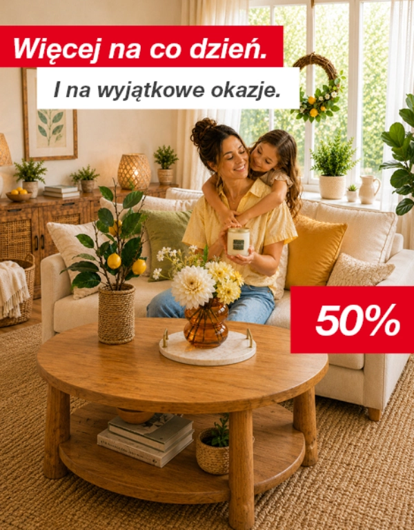Kobieta i dziewczynka siedzą przy kuchennym stole z bukietem kwiatów, pudełkiem prezentowym, kartką okolicznościową i kubkiem.