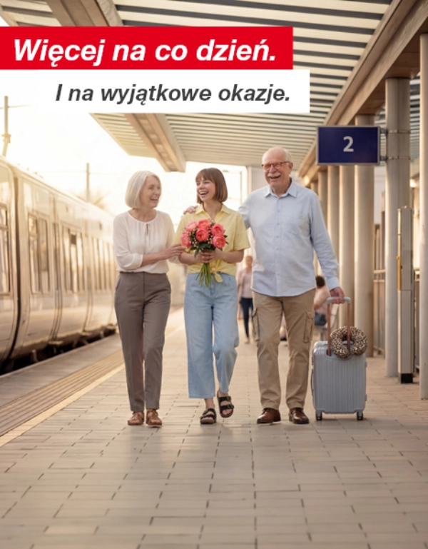 Trzy osoby idą po peronie dworcowym, jedna trzyma bukiet kwiatów, a inna walizkę, nad nimi niemiecki tekst promujący codzienne i wyjątkowe chwile.