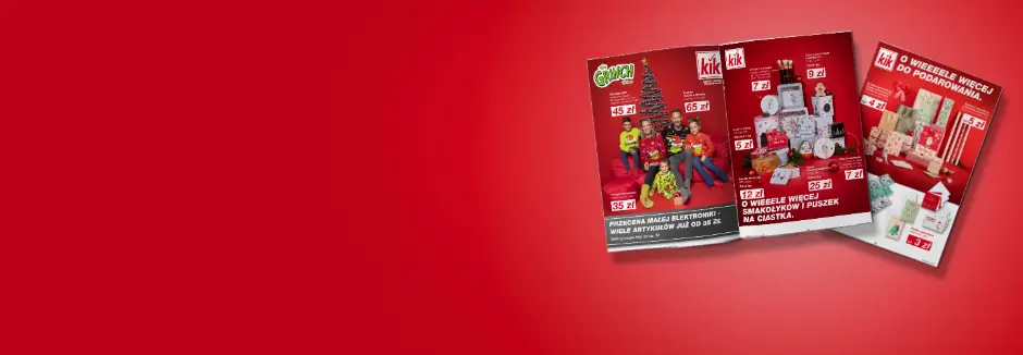 Trzy świąteczne broszury promocyjne na czerwonym tle, przedstawiające produkty świąteczne i rabaty, z rodziną w świątecznych swetrach.