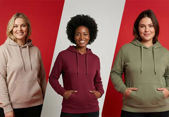 Trzy osoby stoją obok siebie na tle czerwono-białym, ubrane w bluzy z kapturem w kolorach beżowym, bordowym i oliwkowym.