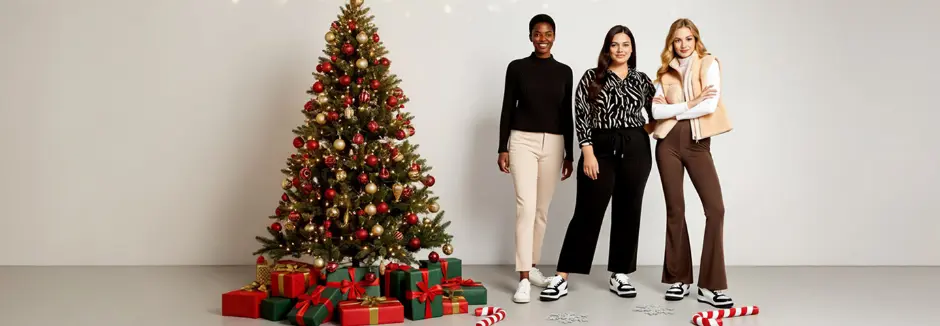 COZY NATURAL:  Drei Frauen posieren gemeinsam vor einem wunderschön geschmückten Weihnachtsbaum mit Geschenken und sorgen so für eine festliche Weihnachtsstimmung.   Tři ženy pózují společně u krásně nazdobeného vánočního stromku s dárky a vytvářejí tak sváteční atmosféru.   Drie vrouwen poseren samen bij een prachtig versierde kerstboom met cadeautjes, waardoor een feestelijke kerstsfeer ontstaat.   Trzy kobiety pozują razem przy pięknie udekorowanej choince z prezentami, tworząc świąteczną atmosferę.  