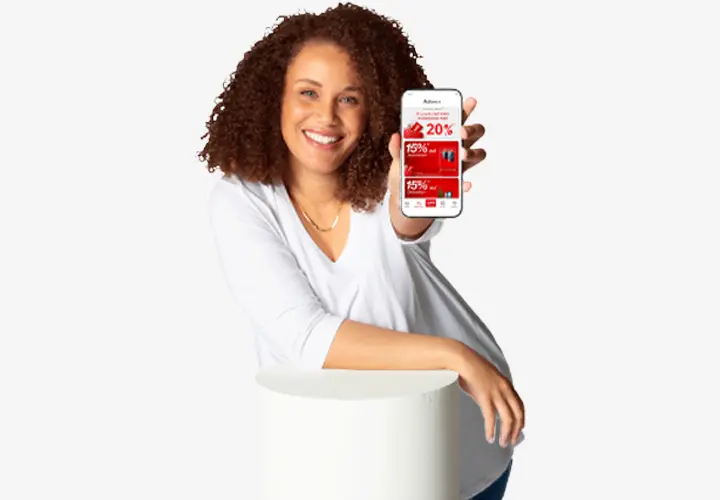 Kobieta trzyma smartfon z uśmiechem na twarzy. Na ekranie widoczny jest interfejs aplikacji myKiK.