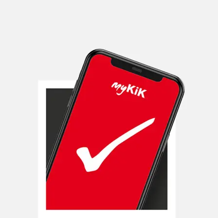Smartfon z czerwonym ekranem blokady i czerwonym napisem „myKiK”. Smartfon z czerwonym ekranem blokady i czerwonym napisem „myKiK”.