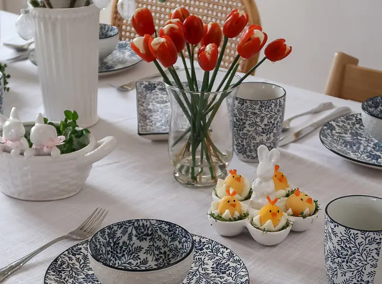 Udekoruj stół do śniadania wielkanocnego  pasującymi ozdobnymi króliczkami