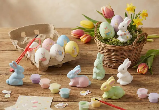 Kolorowe papierowe zajączki i różowy ceramiczny zając wśród kwitnących kwiatów i dekoracyjnych wazonów w tętniącym życiem wiosennym ogrodzie.