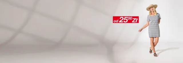 Kobieta prezentuje pasiastą sukienkę i kapelusz na jasnym tle.