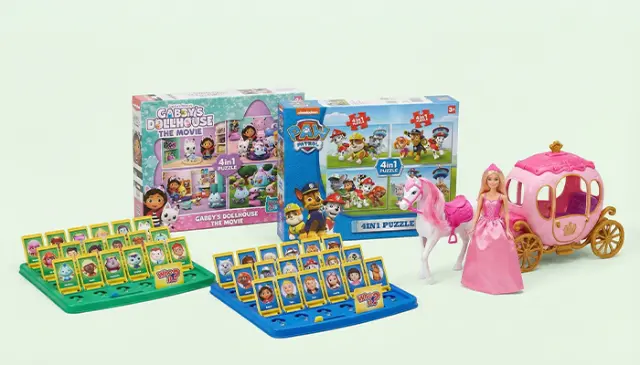  Zestawy zabawek z figurkami i akcesoriami zaprezentowane na jasnym tle.