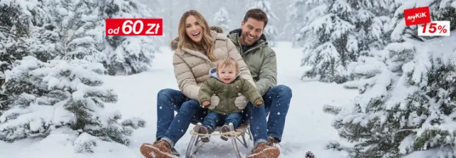 Rodzina ciesząca się śnieżnym parkiem, ubrana w zimowe stroje, stojąca razem wśród drzew i białego śnieżnego pokrycia.