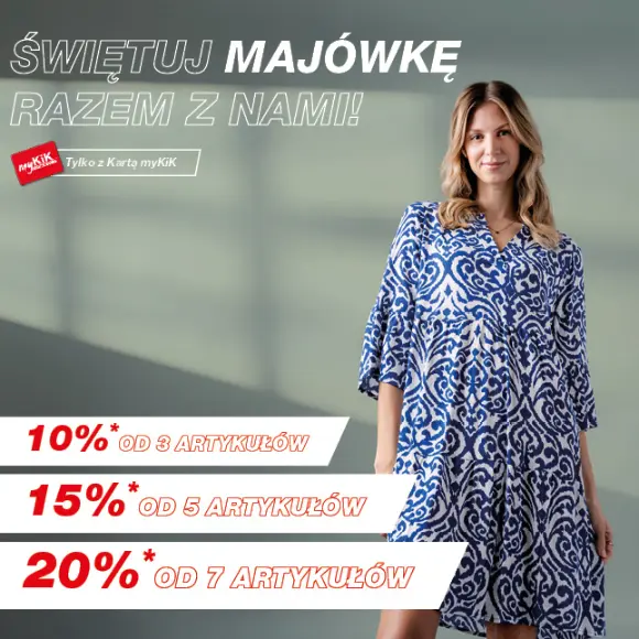 Kobieta w niebiesko-białej wzorzystej sukience promuje wyprzedaż z rabatami zależnymi od liczby zakupionych przedmiotów.