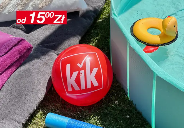 Czerwona piłka z logo „kik” leży na trawie, otoczona basenem, żółtą dmuchaną kaczką i kolorowymi ręcznikami.