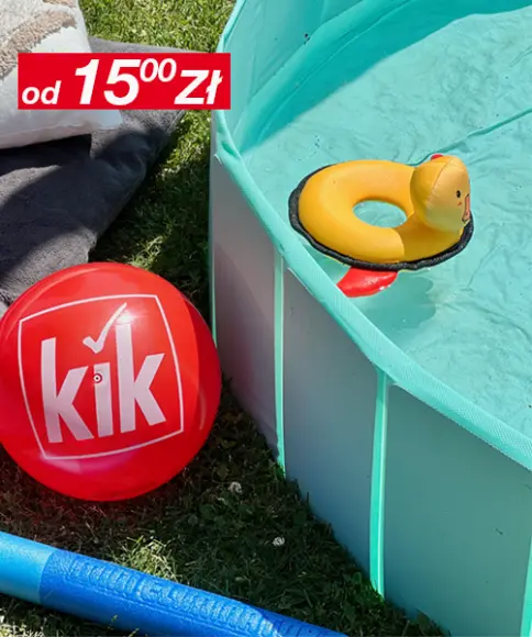 Czerwona piłka z logo „kik” leży na trawie, otoczona basenem, żółtą dmuchaną kaczką i kolorowymi ręcznikami.