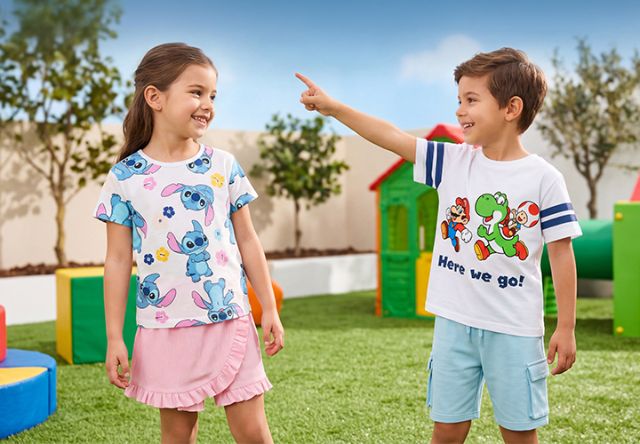 Dzieci w licencjonowanej odzieży Nintendo z motywami Stitch i Super Mario Yoshi bawią się w słonecznym parku