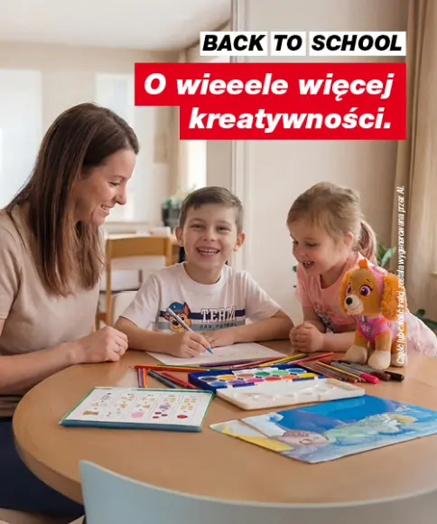Rodzina z dziećmi rysuje i tworzy przy stole z artykułami szkolnymi na czas powrotu do szkoły