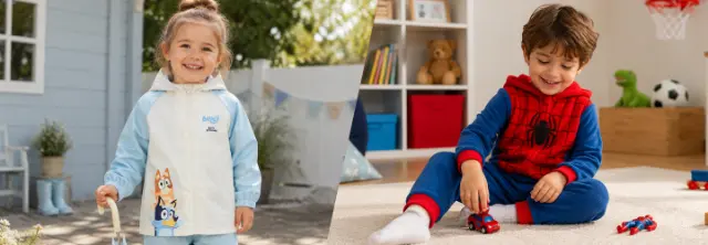 Dzielony baner z odzieżą dziecięcą Bluey i Spider-Man. Po lewej dziecko w jasnej kurtce przeciwdeszczowej Bluey w ogrodzie, po prawej dziecko w bluzie z kapturem Spider-Man bawi się samochodzikiem w pokoju dziecięcym. Dzielony baner z odzieżą dziecięcą Bluey i Spider-Man. Po lewej dziecko w jasnej kurtce przeciwdeszczowej Bluey w ogrodzie, po prawej dziecko w bluzie z kapturem Spider-Man bawi się samochodzikiem w pokoju dziecięcym.