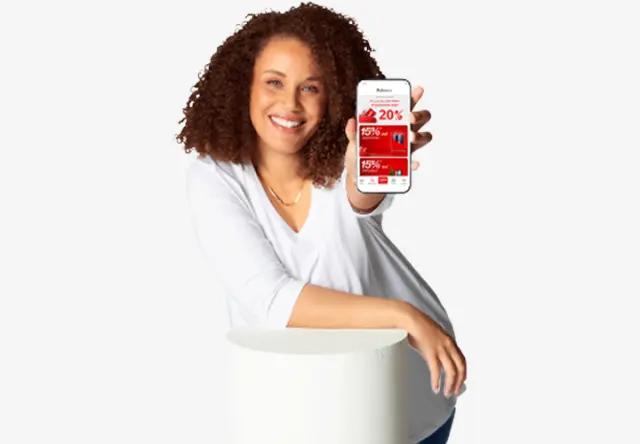 Kobieta trzyma smartfon z uśmiechem na twarzy. Na ekranie widoczny jest interfejs aplikacji myKiK.