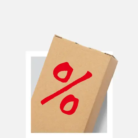 Zbliżenie brązowego tekturowego pudełka z rzucającym się w oczy czerwonym symbolem procentów na przodzie.