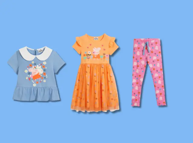 Zestaw ubrań z Peppą Pig – niebieska sukienka i różowe legginsy z serduszkami