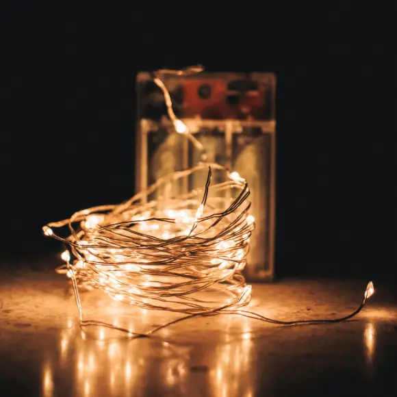 Kobieta siedzi na ławce w parku i cieszy się otoczeniem