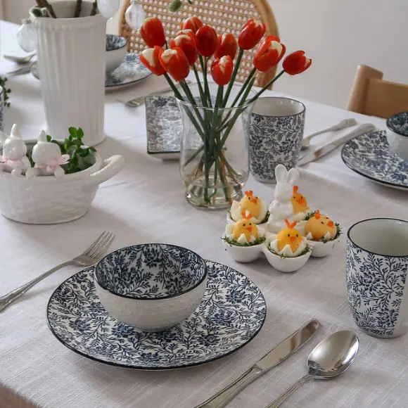 Udekoruj stół do śniadania wielkanocnego  pasującymi ozdobnymi króliczkami