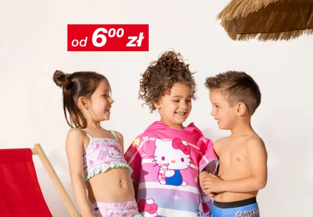 Trzy dzieci w strojach kąpielowych stoją razem, jedno owinięte kolorowym ręcznikiem Hello Kitty, a w tle widoczne są leżak i parasolka ze słomy.