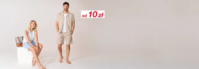 Stylowa para pozuje w lekkich, letnich strojach na minimalistycznym tle, prezentując swobodny, modny wygląd.