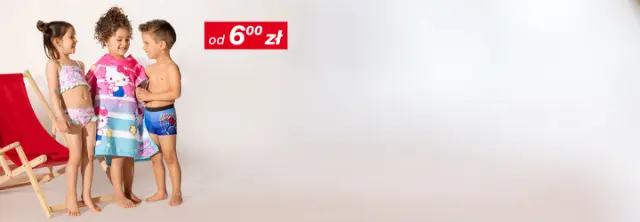 Troje dzieci w strojach kąpielowych stoją razem, jedno owinięte kolorowym ręcznikiem Hello Kitty, a w tle widoczne są leżak i parasolka ze słomy.