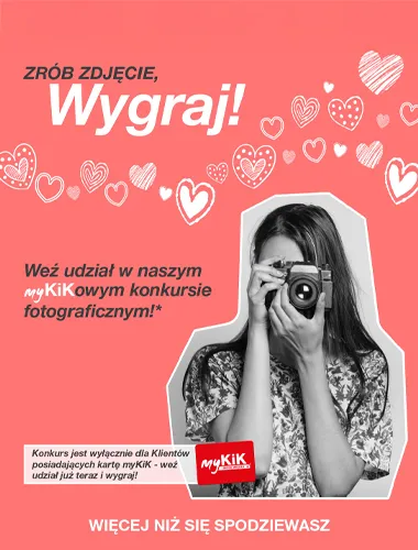 Obraz promocyjny konkursu fotograficznego przedstawiający osobę trzymającą aparat, otoczoną grafiką serca i tekstem zapraszającym do udziału.