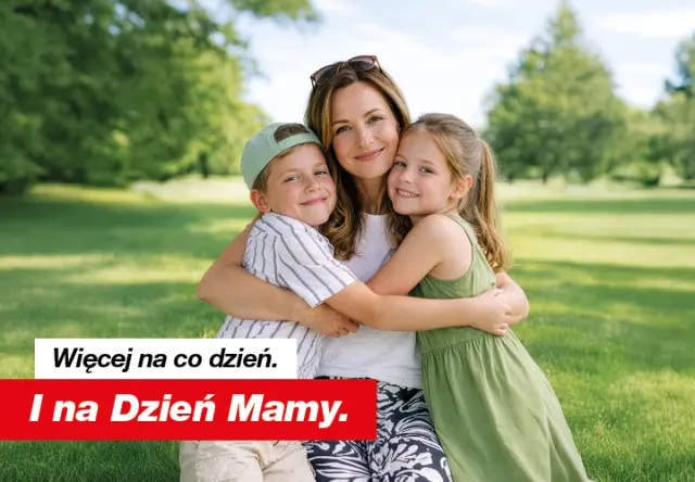 Matka przytula swoje dwoje dzieci na świeżym powietrzu, w zielonym parku, w słoneczny dzień. Tekst w języku polskim promuje Dzień Matki. Matka przytula swoje dwoje dzieci na świeżym powietrzu, w zielonym parku, w słoneczny dzień. Tekst w języku polskim promuje Dzień Matki.