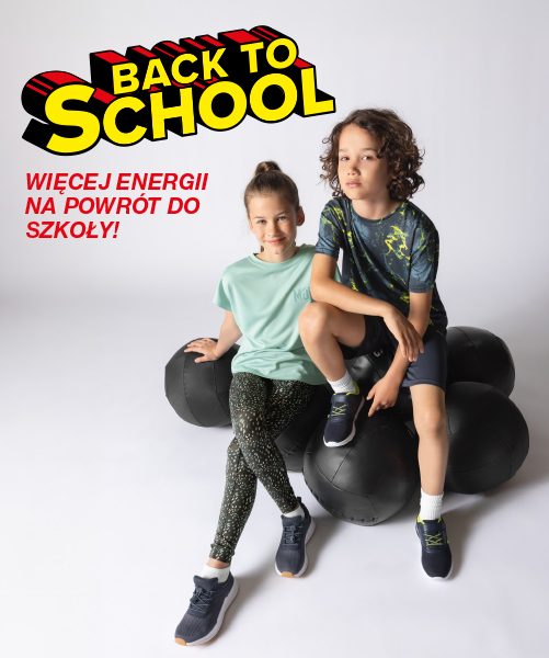 Dwoje dzieci siedzi na dużych, czarnych piłkach do ćwiczeń i prezentuje kolorowe stroje sportowe.