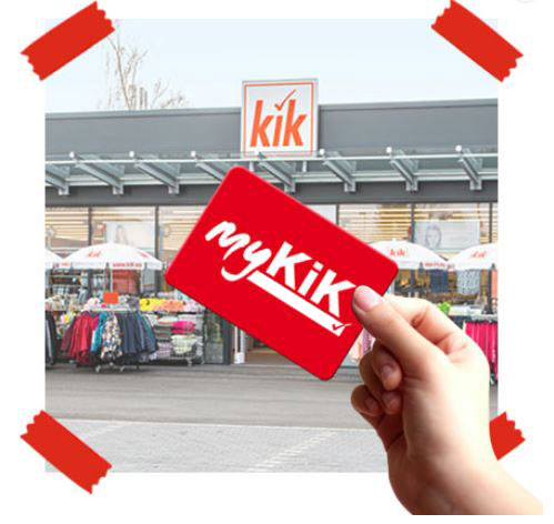 Karta myKiK jest trzymana przed sklepem KiK w kierunku kamery. Karta myKiK jest trzymana przed sklepem KiK w kierunku kamery.