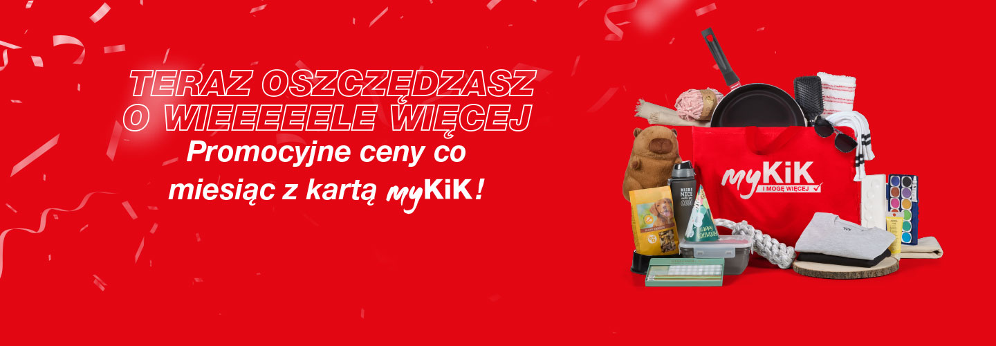 Czerwona grafika promocyjna z różnymi artykułami gospodarstwa domowego i torbą zakupową myKiK, podkreślająca oszczędności dzięki ofertom miesiąca.