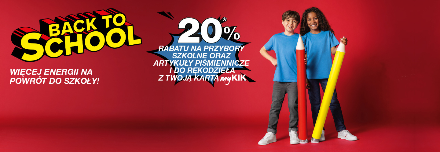 Dwoje dzieci w niebieskich koszulkach trzyma ogromne kolorowe kredki na tle intensywnej czerwieni – w promocji na powrót do szkoły.